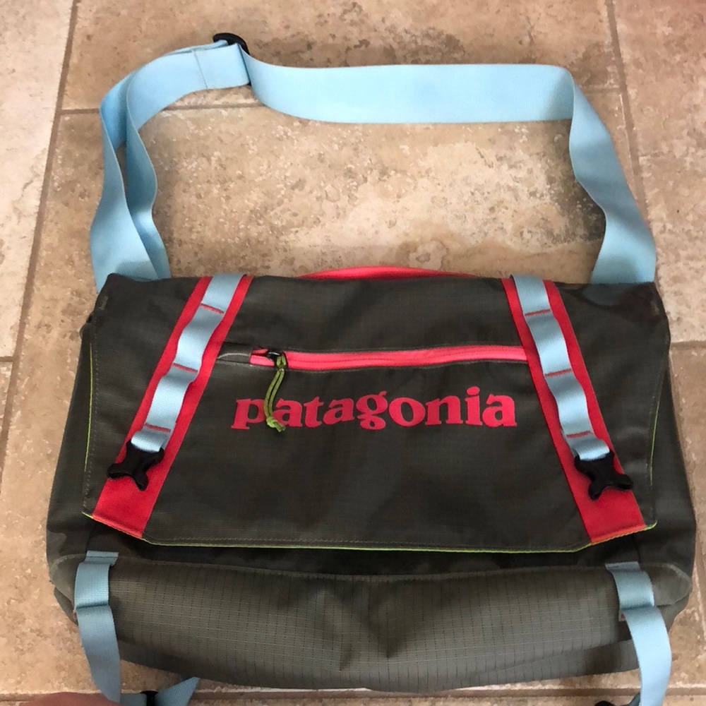 Patagonia Black Hole Mini 12L messenger bag